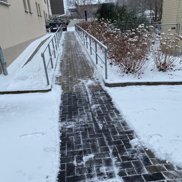 Winterdienst mit Schneeräumung durch Handbetrieb Mechernich